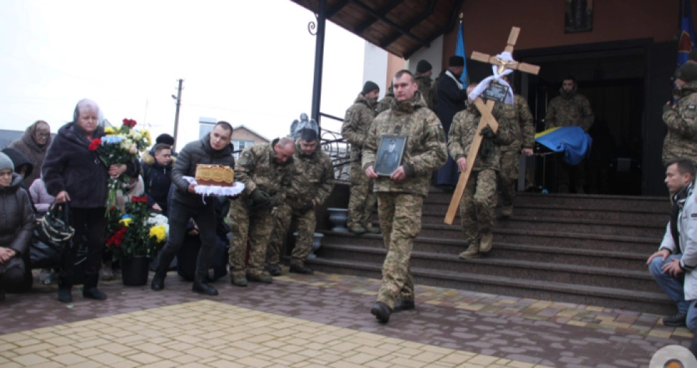 «Чесний, справедливий воїн»: у Луцьку попрощалися з капітаном Національної гвардії Сергієм Овчаруком