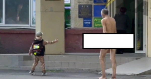 У центрі Луцька розгулював голий чоловік