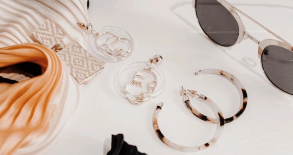 П’ять стильних аксесуарів, які миттєво оновлюють образ