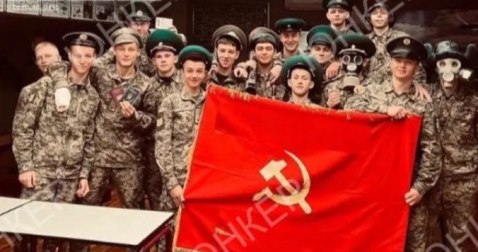 Учні військового ліцею на Волині влаштували фотосесію з прапором СРСР