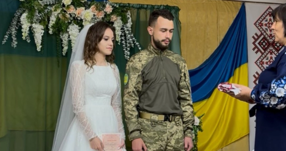 На Волині військовий одружився зі своєю коханою. ФОТО