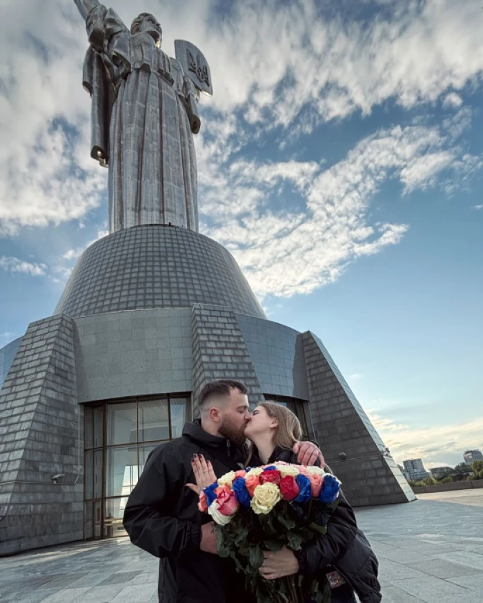 Звільнений з російського полону волинянин освідчився своїй коханій