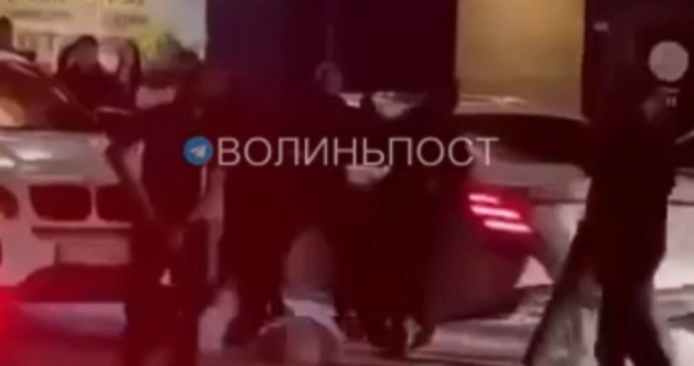У Луцьку біля нічного клубу п'яні відвідувачі влаштували бійку зі стріляниною