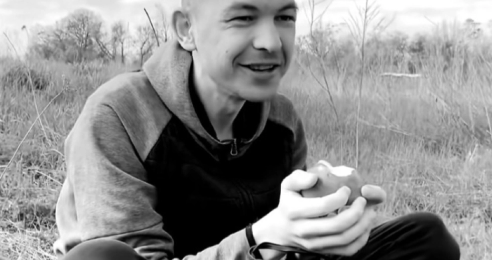 Дмитро Шаповалов після повернення додому тримає в руках яблуко, про яке так мріяв. Фото: скриншот з відео Юлії Павлюк