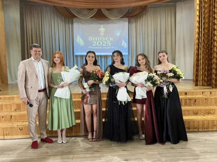 Роман Поліщук та випускники Луцького ліцею № 2