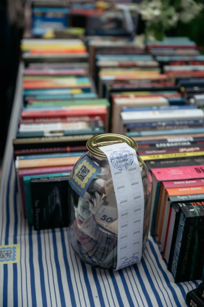 Під час «Книжкового двіжу» в Луцьку зібрали 267 892 гривень на FPV-дрони. Фото: Микола Цимбалюк