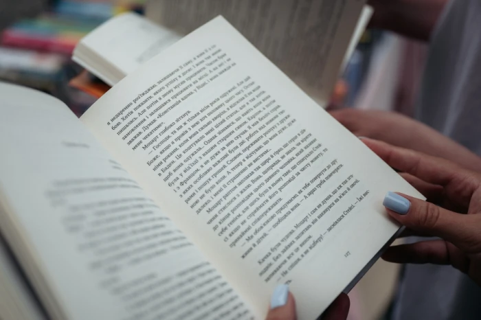 Під час «Книжкового двіжу» в Луцьку зібрали 267 892 гривень на FPV-дрони. Фото: Микола Цимбалюк