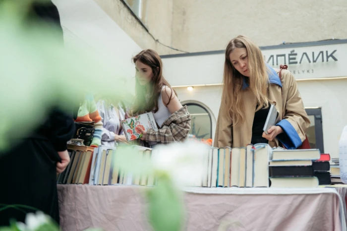 Під час «Книжкового двіжу» в Луцьку зібрали 267 892 гривень на FPV-дрони. Фото: Микола Цимбалюк