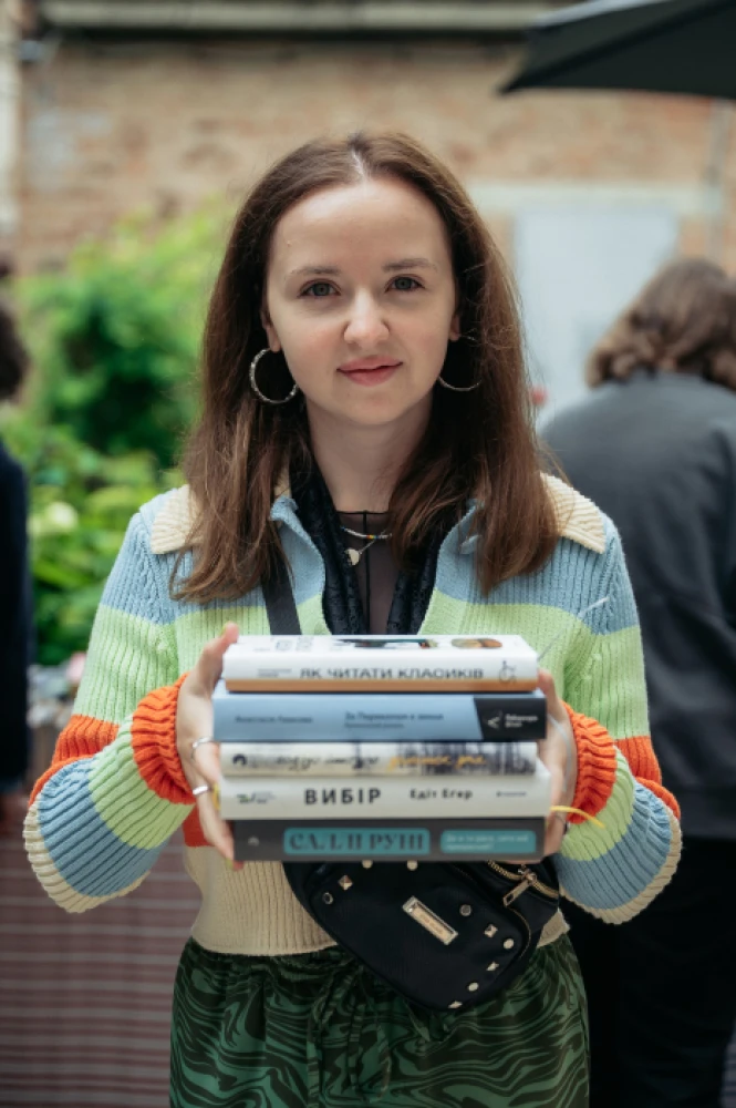 Під час «Книжкового двіжу» в Луцьку зібрали 267 892 гривень на FPV-дрони. Фото: Микола Цимбалюк