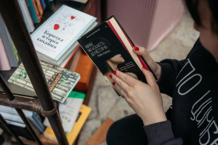 Під час «Книжкового двіжу» в Луцьку зібрали 267 892 гривень на FPV-дрони. Фото: Микола Цимбалюк