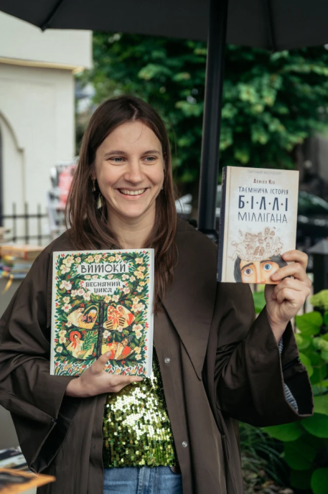Під час «Книжкового двіжу» в Луцьку зібрали 267 892 гривень на FPV-дрони. Фото: Микола Цимбалюк