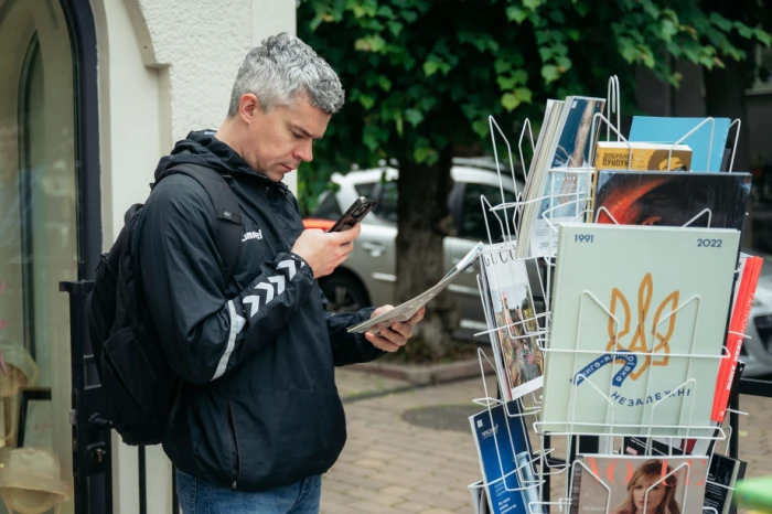 Під час «Книжкового двіжу» в Луцьку зібрали 267 892 гривень на FPV-дрони. Фото: Микола Цимбалюк