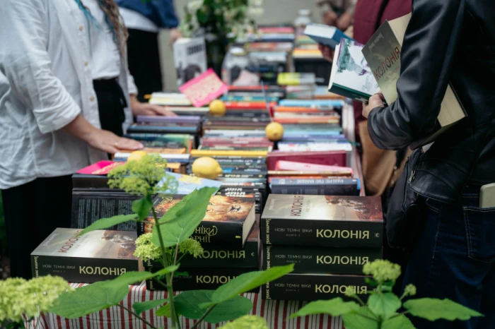Під час «Книжкового двіжу» в Луцьку зібрали 267 892 гривень на FPV-дрони. Фото: Микола Цимбалюк