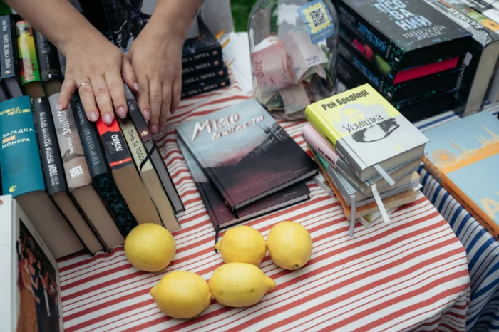Під час «Книжкового двіжу» в Луцьку зібрали 267 892 гривень на FPV-дрони. Фото: Микола Цимбалюк