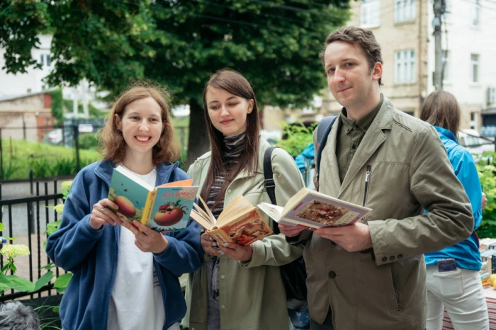 Під час «Книжкового двіжу» в Луцьку зібрали 267 892 гривень на FPV-дрони. Фото: Микола Цимбалюк