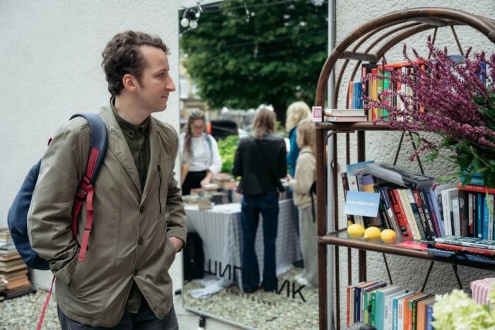 Під час «Книжкового двіжу» в Луцьку зібрали 267 892 гривень на FPV-дрони. Фото: Микола Цимбалюк