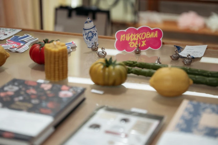 Під час «Книжкового двіжу» в Луцьку зібрали 267 892 гривень на FPV-дрони. Фото: Микола Цимбалюк