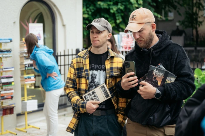 Під час «Книжкового двіжу» в Луцьку зібрали 267 892 гривень на FPV-дрони. Фото: Микола Цимбалюк