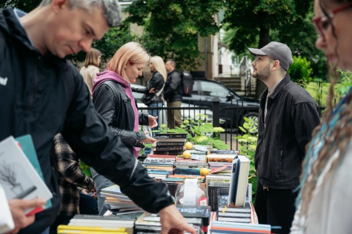 Під час «Книжкового двіжу» в Луцьку зібрали 267 892 гривень на FPV-дрони. Фото: Микола Цимбалюк