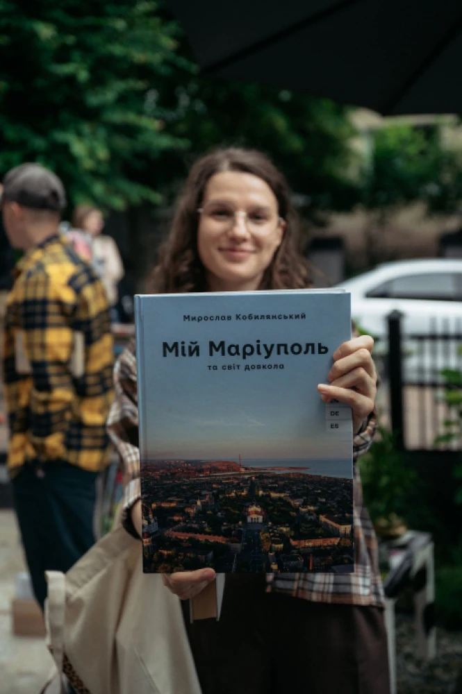 Під час «Книжкового двіжу» в Луцьку зібрали 267 892 гривень на FPV-дрони. Фото: Микола Цимбалюк