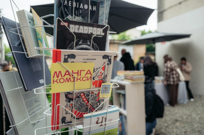 Під час «Книжкового двіжу» в Луцьку зібрали 267 892 гривень на FPV-дрони. Фото: Микола Цимбалюк