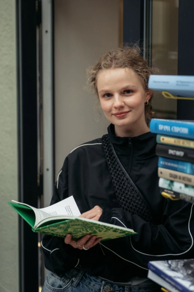 Під час «Книжкового двіжу» в Луцьку зібрали 267 892 гривень на FPV-дрони. Фото: Микола Цимбалюк