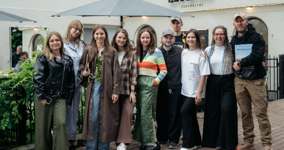 Під час «Книжкового двіжу» в Луцьку зібрали 267 892 гривень на FPV-дрони. Фото: Микола Цимбалюк