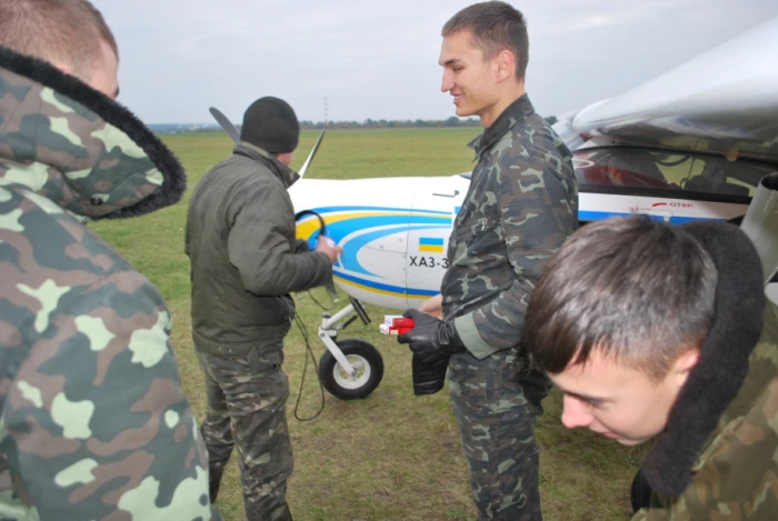 Перший самостійний політ курсанта Максима Устименка, літак ХАЗ-30 7 жовтня 2013 року. Аеродром Коротич. Фото зі сторінки Лілії Авер