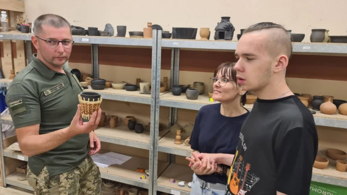 Глина, лоза і щирі усмішки: військові влаштували арттерапію для особливих дітей