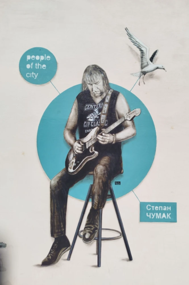 У Луцьку з'явився мурал на честь відомого рок-музиканта У Луцьку з'явився мурал на честь відомого рок-музиканта