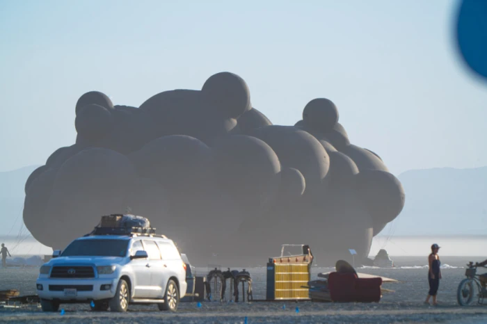 Буря на Burning Man знищила українську інсталяцію «Black Cloud»