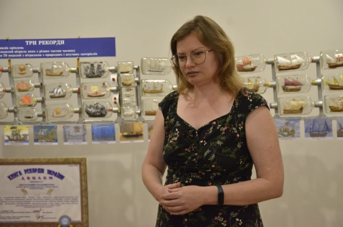 У Луцьку презентували виставку унікальних мініатюрних вітрильників у пляшках