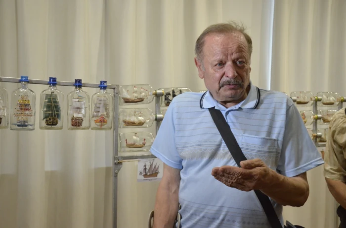 У Луцьку презентували виставку унікальних мініатюрних вітрильників у пляшках