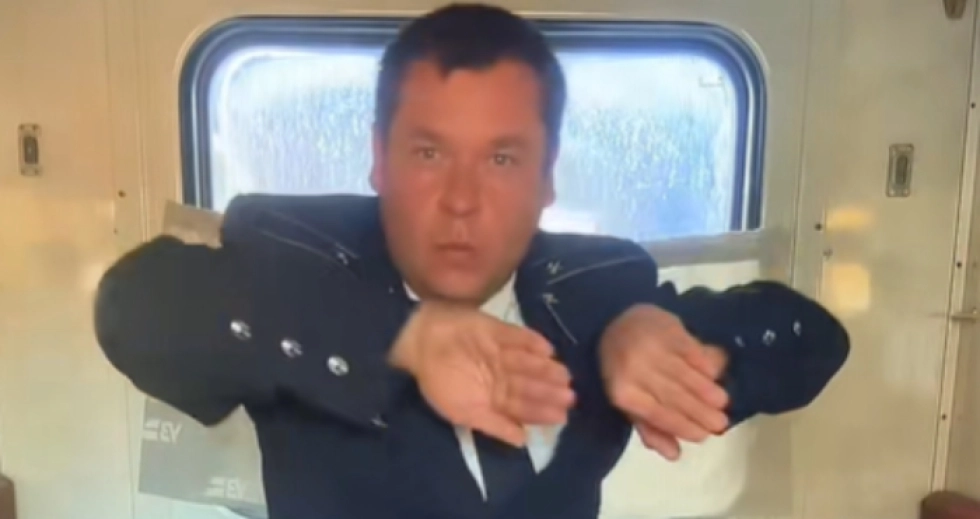 Провідник «Укрзалізниці» станцював під нову трендову пісню Jerry Heil