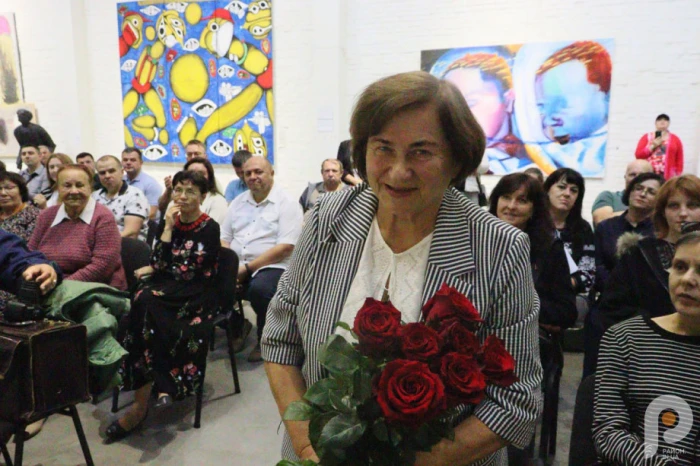 Вона подарувала квіти Марії Іванівні Корсак, дружині Івана Корсака та матері Віктора Корсака, двох видатних іменинників 15 вересня