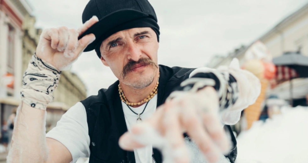 Прем'єра: KOZAK SIROMAHA у новому кліпі повертається до свого стилю кінця 90-х