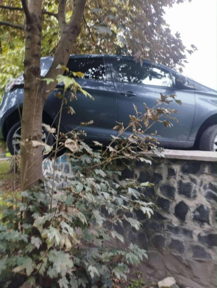 У Луцьку автомобіль «осів» на паркані