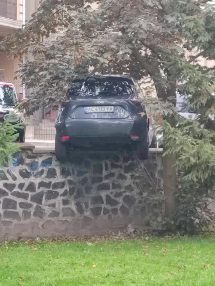 У Луцьку автомобіль «осів» на паркані