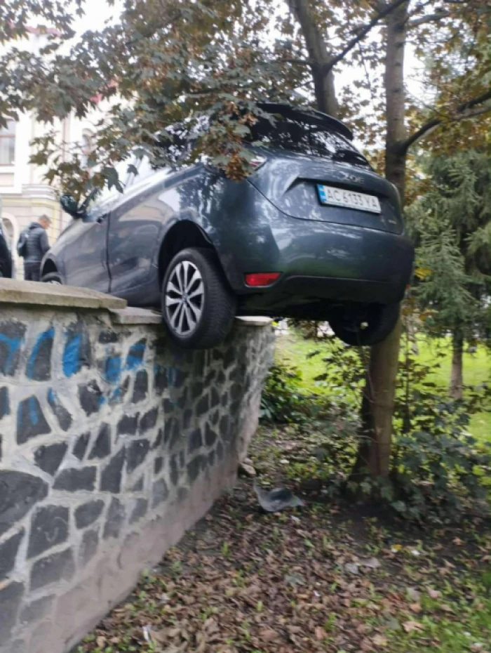 У Луцьку автомобіль «осів» на паркані
