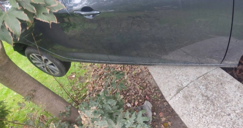 У Луцьку автомобіль «осів» на паркані