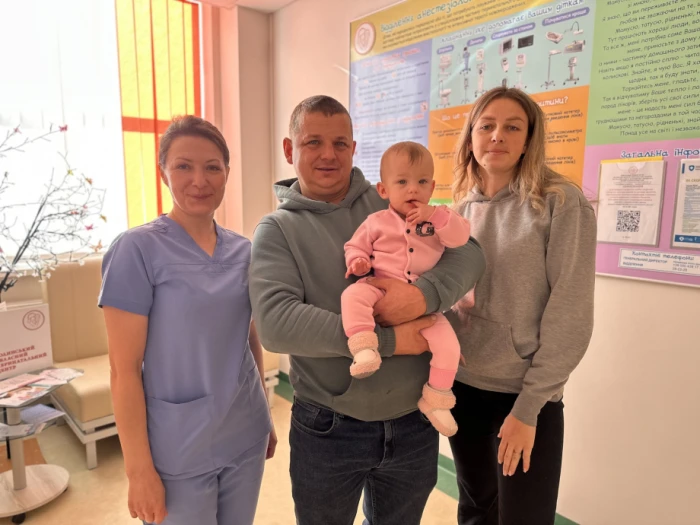 На фото: Богданка з мамою і татом, завідувачкою відділення анестезіології та інтенсивної терапії Тетяною Загребельною, медсестрами відділення