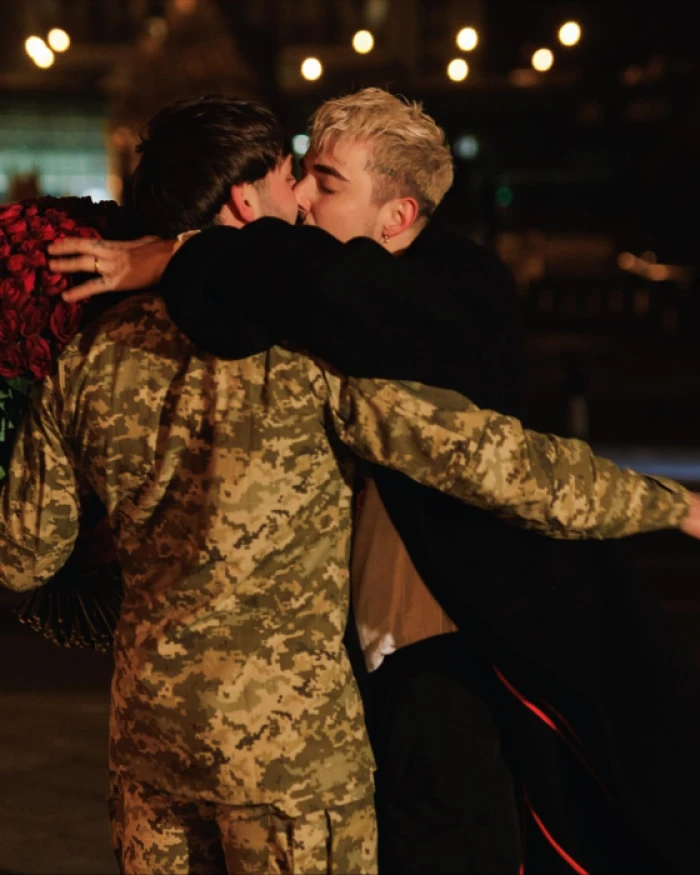 Melovin отримав пропозицію руки і серця від нареченого-військового. Фото: instagram @melovin_official