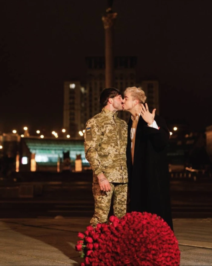 Melovin отримав пропозицію руки і серця від нареченого-військового. Фото: instagram @melovin_official