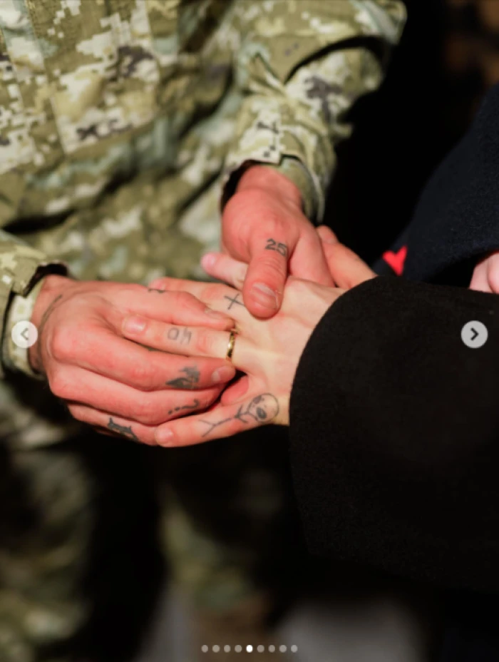 Melovin отримав пропозицію руки і серця від нареченого-військового. Фото: instagram @melovin_official