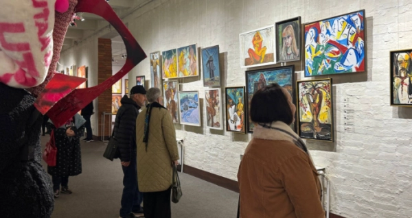 Художниця з Риги Ієва Царук розповіла у Луцьку про «Форми», гільзи, колекцію вишиванок та допомогу ЗСУ