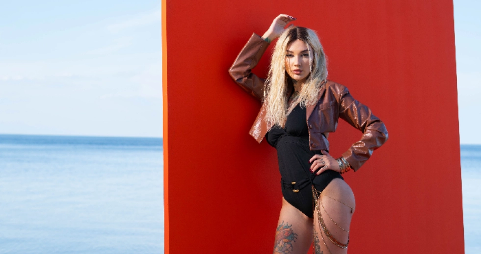 Прем'єра: ексучасниця шоу «Холостяк» Adel Asanty презентує трек Lose Control