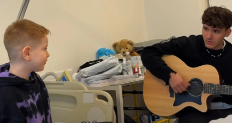 Мрія здійснилася: відомий співак з Волині відвідав хлопчика з Херсону, який втратив ногу через обстріл росіян