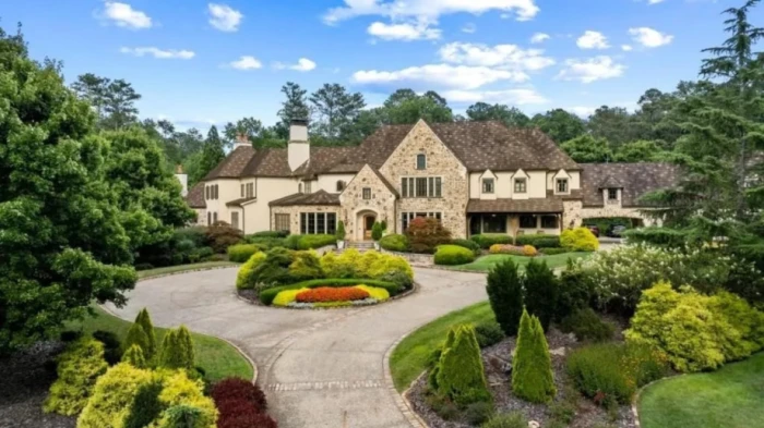 Зірковий шик: розкішний маєток з кінною фермою і басейном Двейна «Скелі» Джонсона. ФОТО: Realtor.com Зірковий шик: розкішний маєток з кінною фермою і басейном Двейна «Скелі» Джонсона. ФОТО: Realtor.com