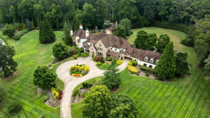 Зірковий шик: розкішний маєток з кінною фермою і басейном Двейна «Скелі» Джонсона. ФОТО: Realtor.com Зірковий шик: розкішний маєток з кінною фермою і басейном Двейна «Скелі» Джонсона. ФОТО: Realtor.com