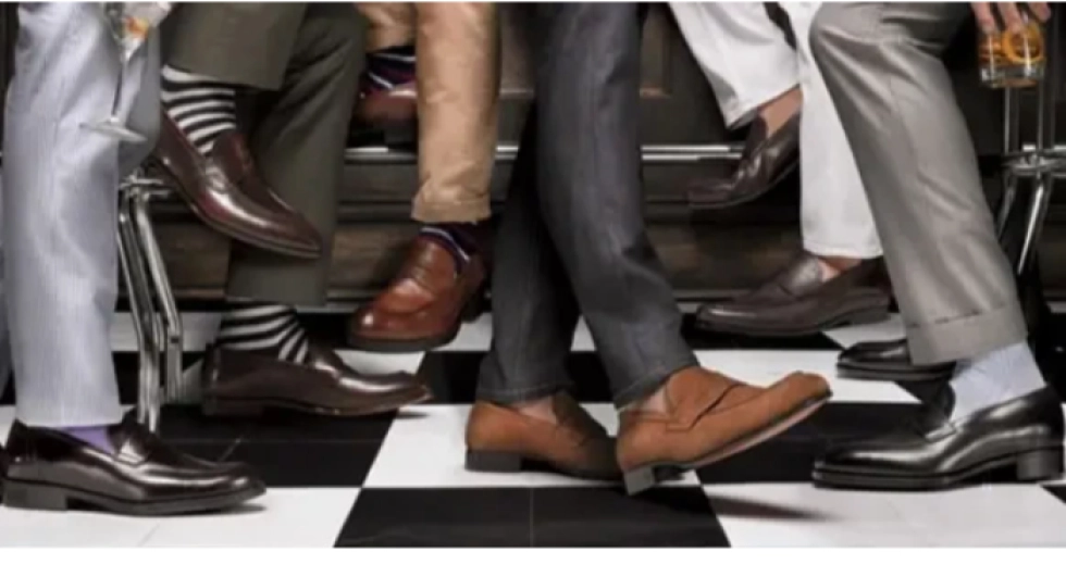 Кросівки чи туфлі: як не виглядати дивно, комбінуючи стилі